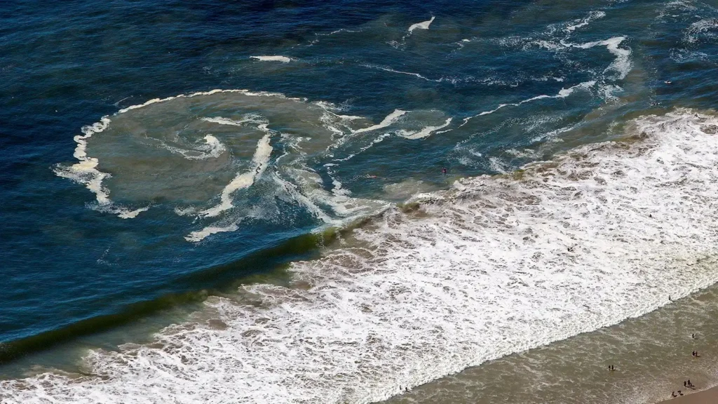 After Malcolm-Jamal Warner’s Tragic Death, Here’s What You Should Know About Rip Currents