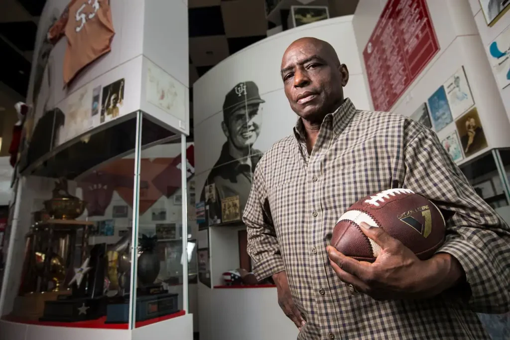 Warren McVea, Trailblazing University of Houston Star and Chiefs Super Bowl Champion, Dies at 79